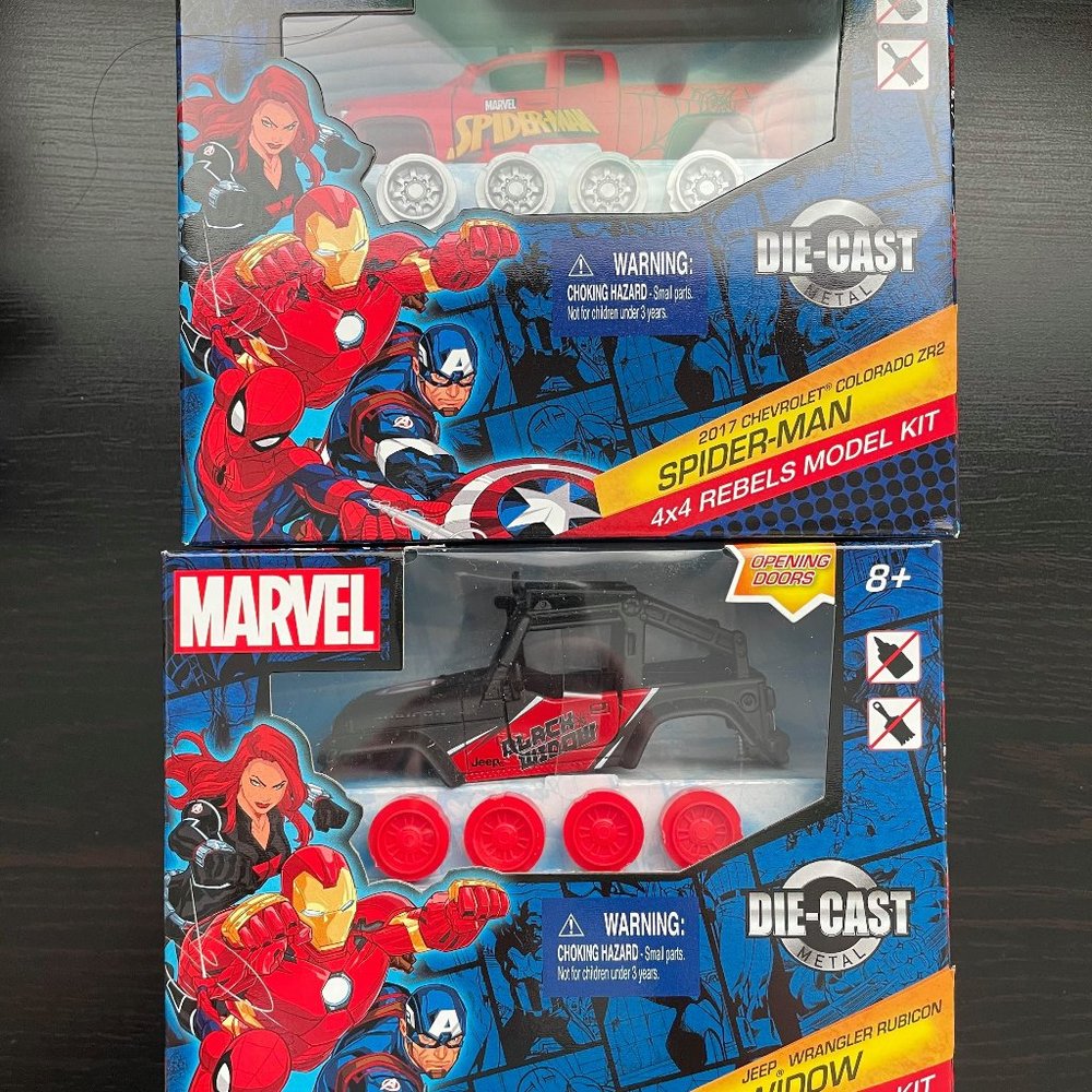 NWT- Set of 2 Marvel 4x4 Model Kits